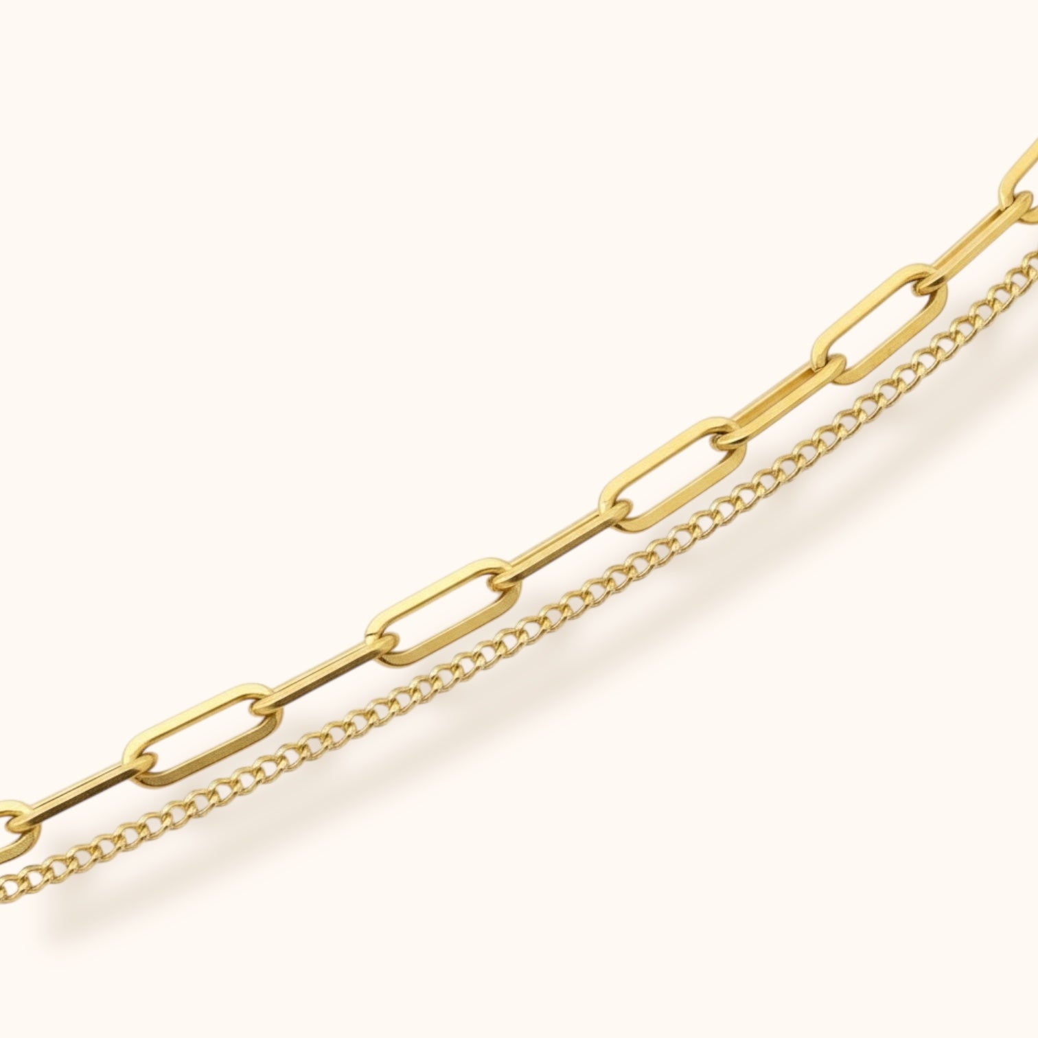 Gold bracelet with rectangular and classic chain