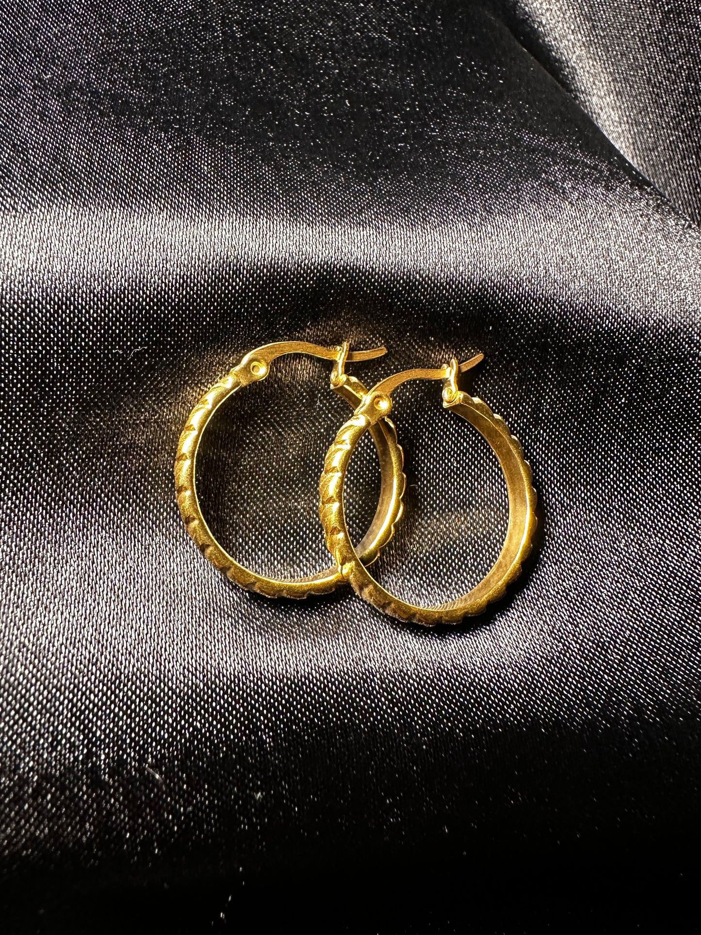 Beau hoop earrings